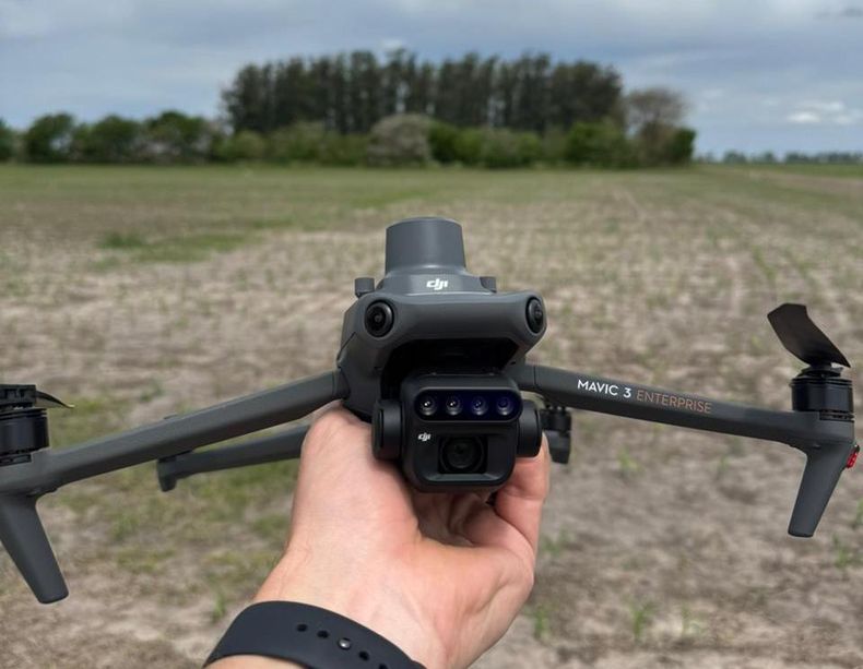 Dron con un sensor Mavic 3 multiespectral, utilizado por el INTA Reconquista