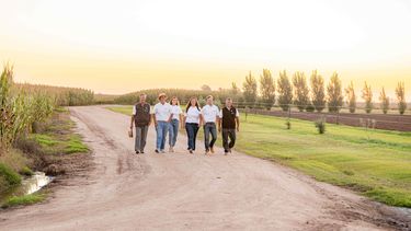CREA Grupo personas a campo