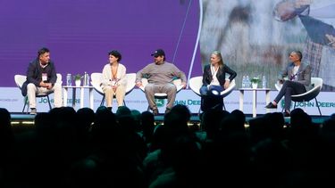 Santiago Angelillo, Inés Mengido, Lucas Recalde, Marina Muscolo y Leo Martellotto (moderador) en el panel Cultivar talento.