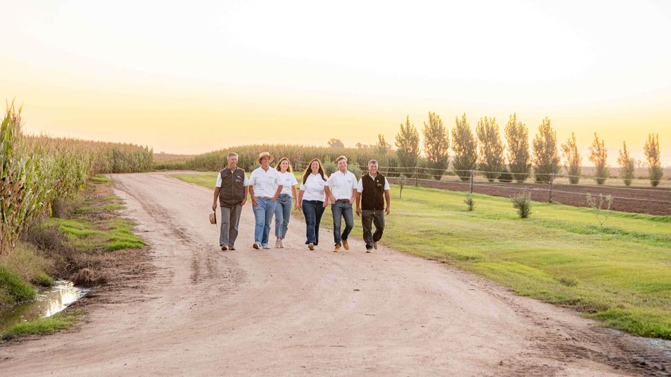 CREA Grupo personas a campo