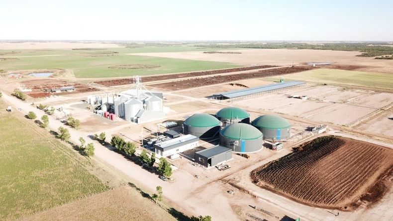 Vista aérea de la planta de biogás y electricidad en el Establecimiento Huelucan de Tigonbu.