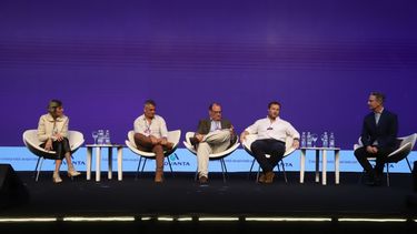 Rita Giovenale, empresaria lechera del CREA Rafaela; Luis María Labiste, director de Labiste Hnos; Francisco Alegre, presidente y creador de la Fundación Scrum Solidario; Ricardo “Ricky” Negri, ex secretario de Agricultura, Ganadería y Pesca de la Nación y ex presidente del Senasa; y el periodista Diego Sehinkman, en el rol de moderador.