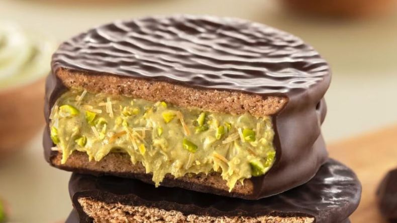 Alfajor con relleno de plasta de pistacho.