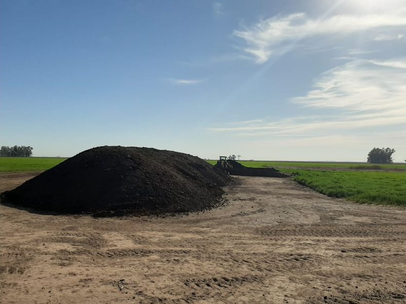 Estiércol apilado (sin compostar) en la cabecera del lote