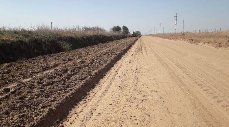 Caminos constantemente expuestos al deterioro por erosi&oacute;n y ahuellamiento despu&eacute;s de las lluvias por inclusi&oacute;n de maquinaria pesada y faltos de &ldquo;piso&rdquo;.