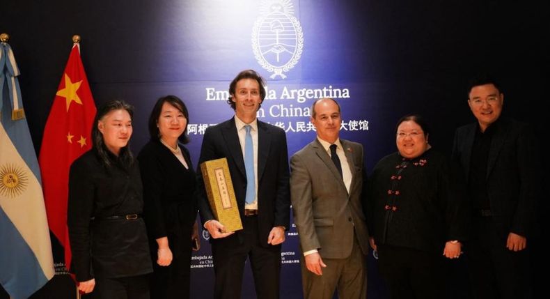 Fausto Brighenti en la embajada argentina en China. Fausto Brighenti en la embajada argentina en China.