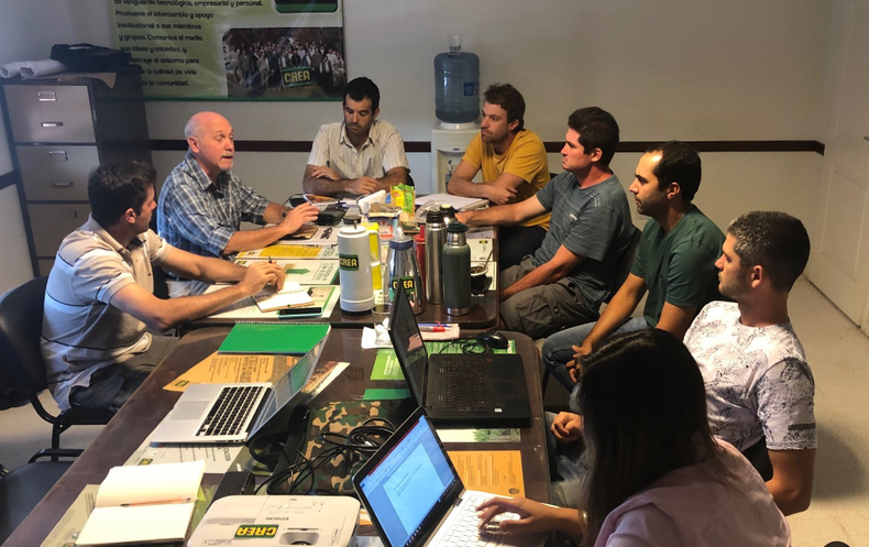 Emilio Satorre junto a técnicos CREA