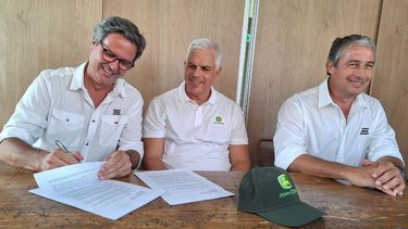 Firma convenio CREA John Deere Expoagro 2026
