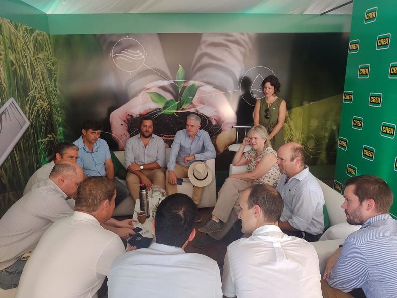 Expoagro. Visita de la embajada de los Pa&iacute;ses Bajos al stand de CREA.