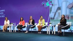 Patricia Malnati, Alejandra Ferraro, Pía Barros Barón, Lucía Dellagiovanna y Sofía Selasco (moderadora) en el panel de Cultivar talento: Desafíos del nuevo liderazgo.