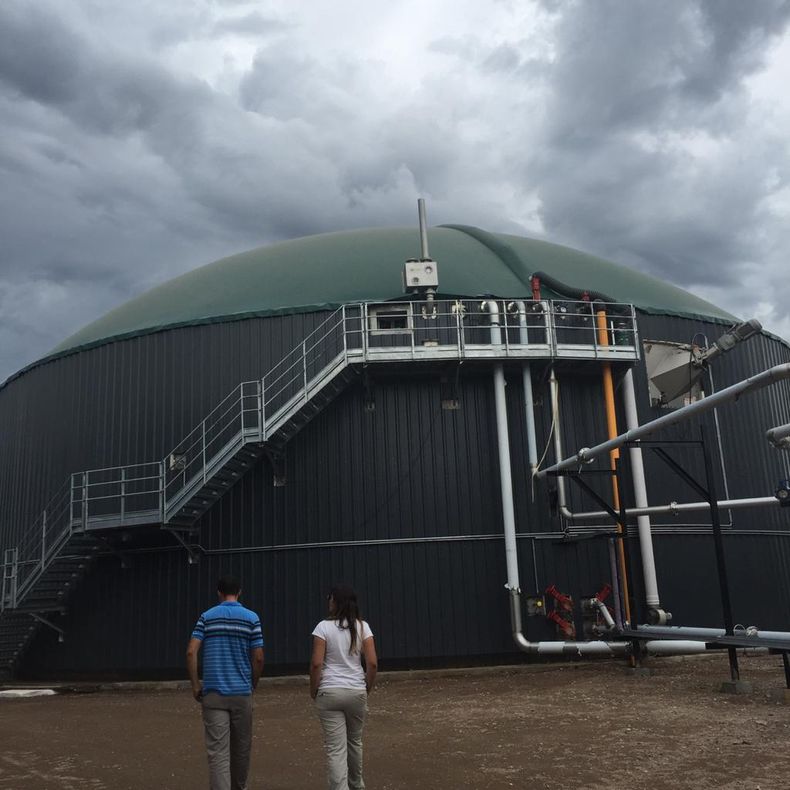 Federico Cappiello y Cecilia Nasser Marzo observando uno de los biodigestores de Tigonbu en una de las recorridas con el Proyecto de Bioenergía.