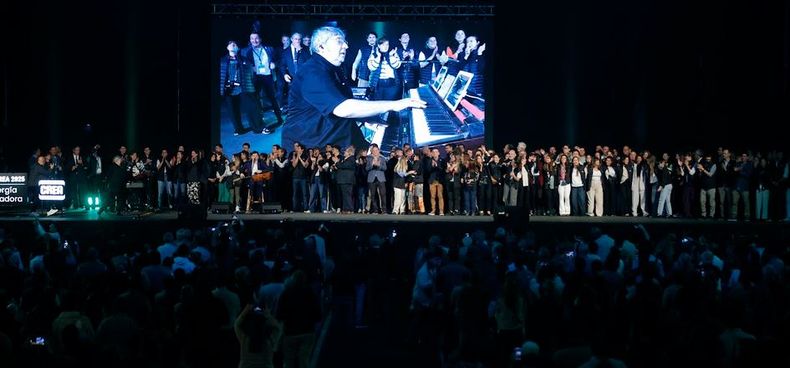 El Congreso CREA 2025 finalizó el Himno Nacional argentino interpretado por Lito Vitale y Nahuel Pennisi