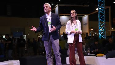 Gustavo Martini, responsable del Área de Agricultura de CREA, junto a María Paolini, líder de DAT CREA.