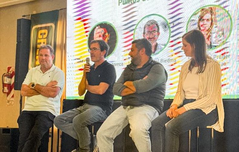 Nina Pragrer junto a Sebastián Astoreca, Miguel Biedma y Juan Pablo Abal en una jornada realizada esta semana en la Sociedad Rural de Navarro por la región CREA Este.