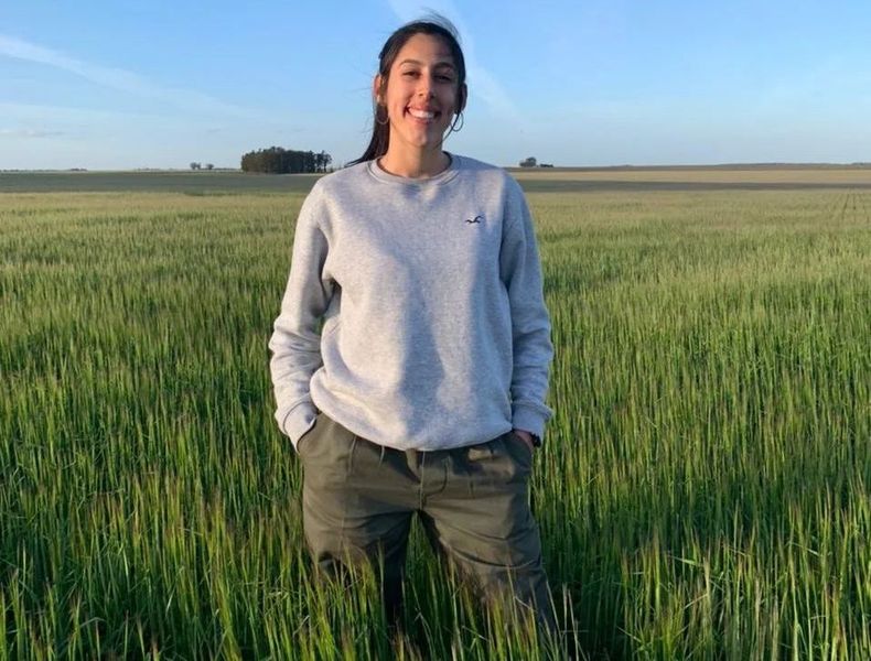 Victoria está terminando la universidad, para lo cual cuenta con una beca del grupo Necochea Quequén. Su sueño es ser asesora CREA.