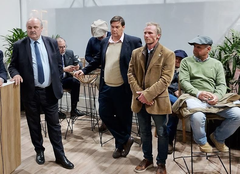 De izquierda a derecha. Mario Ravettino, vicepresidente del IPCVA; Georges Breitschmitt, presidente del IPCVA; y Bernardo Laulhe, presidente de la Comisión de Ganadería de CREA.