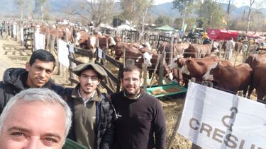 Tomás Cavanagh (primer plano), gerente ganadero de Los Pozos, junto a integrantes del equipo. En el establecimiento trabajan 105 personas para atender 60.000 hectáreas productivas.