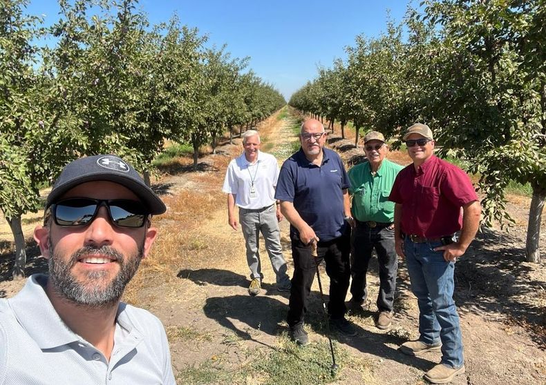 Francisco Araujo en California junto a integrantes de la corporación Sunsweet