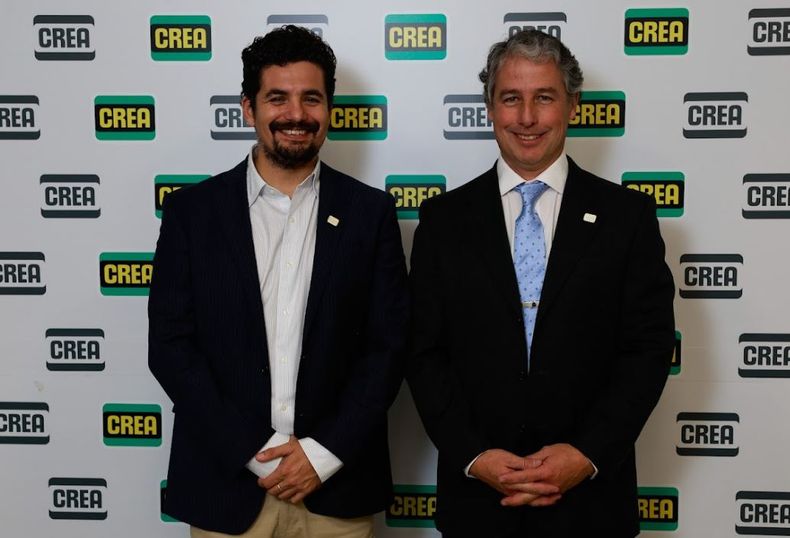 Presidente CREA, Fernando de Nevares (derecha), junto al vicepresidente de la institución Guillermo Zorraquín. Presidente CREA, Fernando de Nevares (derecha), junto al vicepresidente de la institución Guillermo Zorraquín.