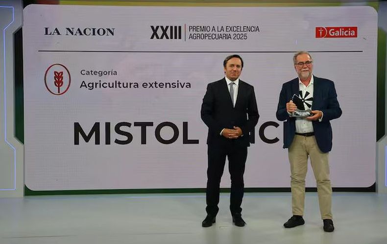 En manos de José del Rio, el representante de Mistol Ancho, Daniel Enrique Bartolucci, recibió el galardón por Mejor Agricultura Extensiva. Foto: La Nación