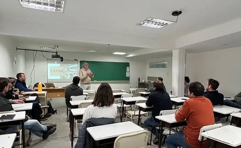 El Centro de Formación de Emprendedores cuenta con un espacio de coworking, oficinas de trabajo y salas en las cuales se llevan a cabo capacitaciones, talleres y charlas.