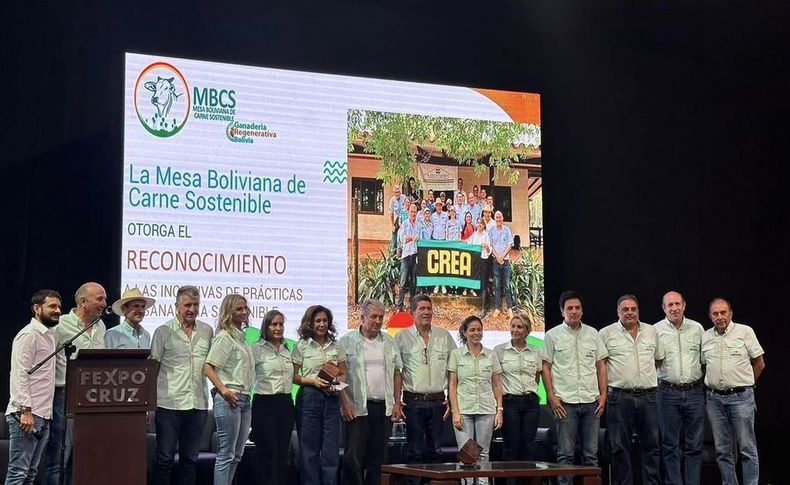 Integrantes del CREA Misiones recibiendo un reconocimiento de la Mesa Boliviana de Carne Sostenible