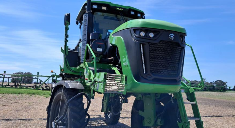 Metalfor7040 LX con un ancho de trabajo de 31metros y que tiene como &uacute;nica l&iacute;nea de pulverizaci&oacute;n el sistema Weedit Quadro