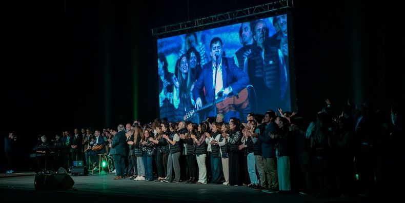 El Congreso CREA 2025 finalizó el Himno Nacional argentino interpretado por Lito Vitale y Nahuel Pennisi