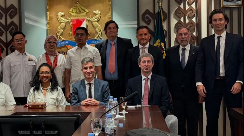 Fausto Brighenti (primero de la derecha) junto a la comitiva oficial y privada en Indonesia. Fausto Brighenti (primero de la derecha) junto a la comitiva oficial y privada en Indonesia.