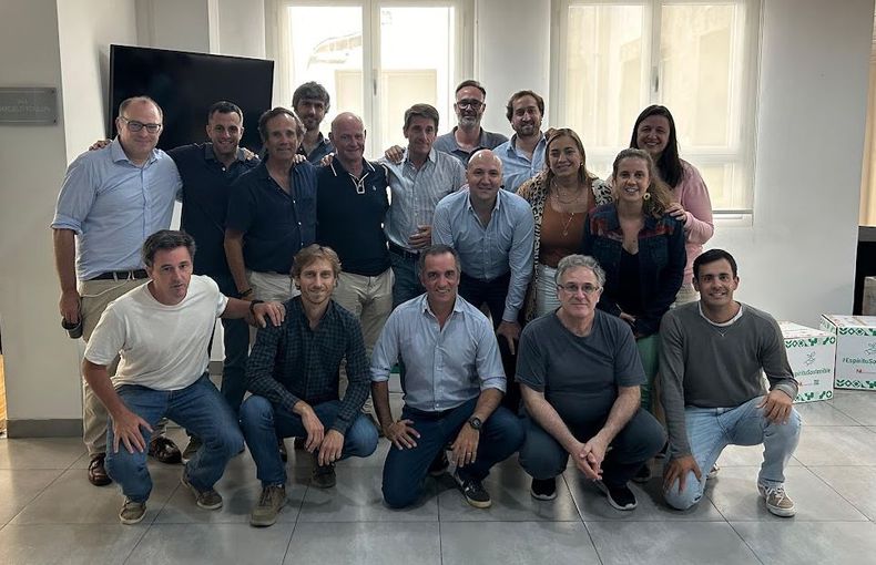 Ricardo “Ricky” Negri (primero de la izquierda, parado) con integrantes de la Mesa Técnica Empresaria de CREA.
