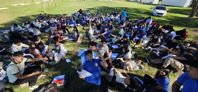 La iniciativa surgió de un trabajo conjunto entre instituciones educativas y grupos CREA, orientado a acompañar a estudiantes con potencial académico que enfrentan dificultades económicas para continuar sus estudios.