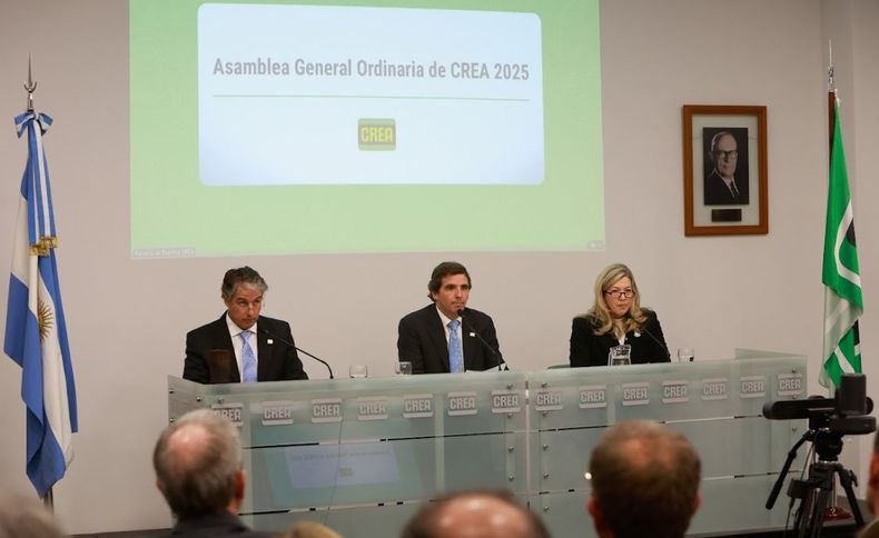 Fernando de Nevares junto a Jorge Saenz Rozas y Matilde Bunge, presidente y vicepresidente de CREA salientes. Fernando de Nevares junto a Jorge Saenz Rozas y Matilde Bunge, presidente y vicepresidente de CREA salientes.