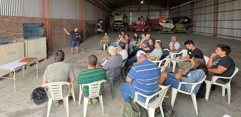 Pablo Olocco presentando su empresa de maquinaria agrícola.