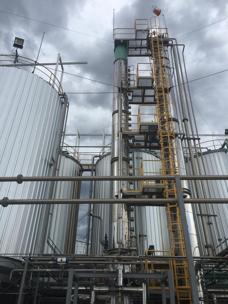 En 2018, Tigonbu montó una destilería llamada ‘MiniDest’ para la producción de bioetanol. Lo hizo en el Establecimiento Huelucan, cercano a Buena Esperanza, provincia de San Luis.