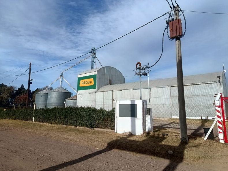 El paso hacia la industrialización del maíz surgió como una inquietud para agregar valor dentro de la empresa, junto a otros miembros del CREA Carnerillo
