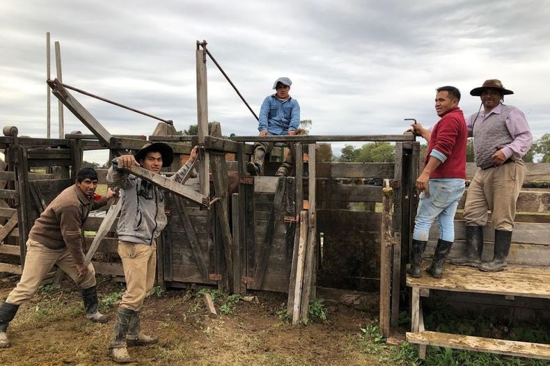 El equipo de trabajo está conformado por Arturo Monasterio (encargado), Néstor y Manuel Monasterio, Abraham Carlerma, Esteban Romero y José Ramírez.