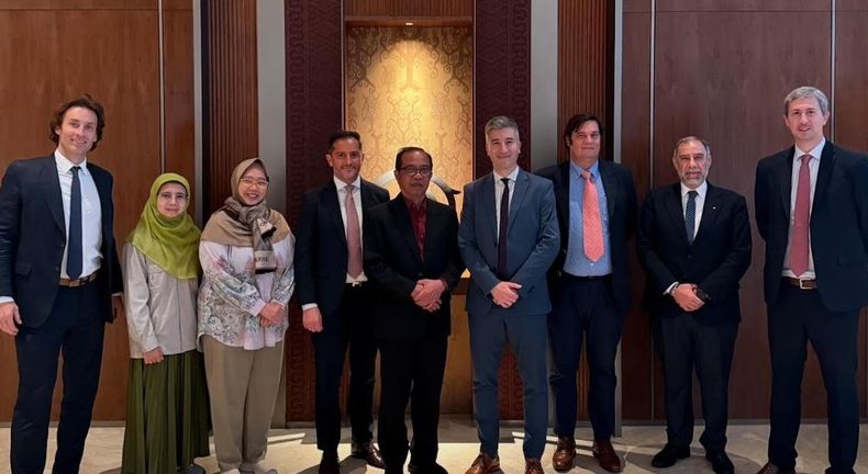 Fausto Brighenti (primero de la izquierda) junto a la comitiva oficial y privada en Indonesia. Fausto Brighenti (primero de la izquierda) junto a la comitiva oficial y privada en Indonesia.
