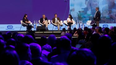 Delfina Irazusta, directora ejecutiva de la RIL; Ignacio Driollet, vicepresidente de la Asociación Cristiana de Dirigentes de Empresa y director de Planeamiento Estratégico del Grupo Clarín; Cristian Feldkamp, director ejecutivo de CREA; Cecilia Peluso, copresidente del Directorio y miembro del Consejo Empresario de Sistema B Argentina; y&nbsp;Gonzalo Herrán, presidente del Congreso CREA, como moderador.