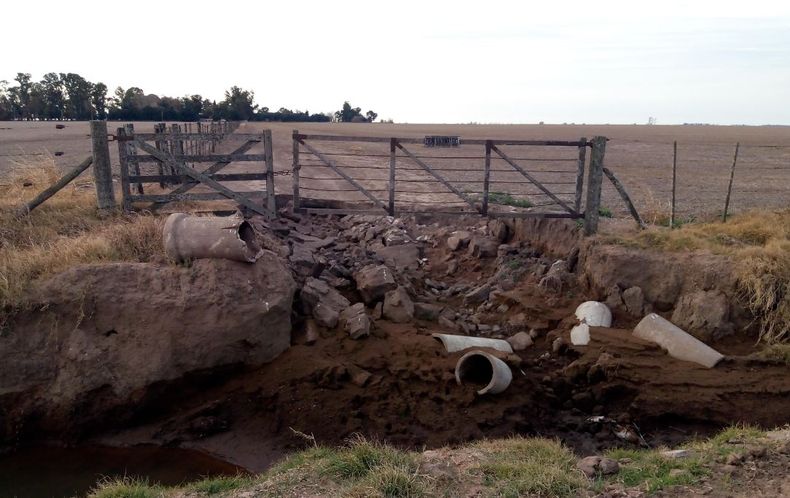 El exceso de agua de lluvias sale de los campos