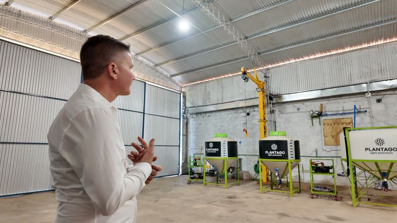El proyecto de la biofábrica se originó a partir de un proyecto impulsado por Lucas Andreoni luego de un viaje a Costa Rica